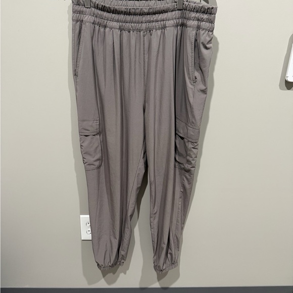 Vuori Women’s Villa Cargo Pants in Gray - Picture 3 of 6